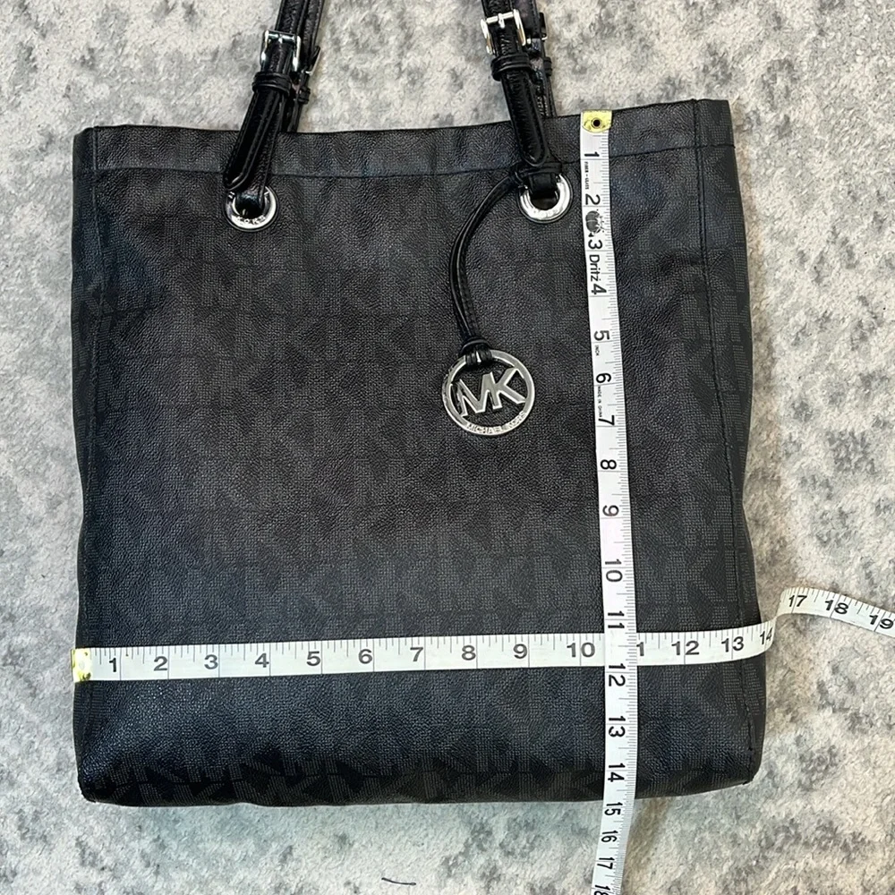 MICHAEL KORS TOTE TEXTURE LEATHER BLACK AND GRAY MK LOGO WITH SILVER HARDWARE